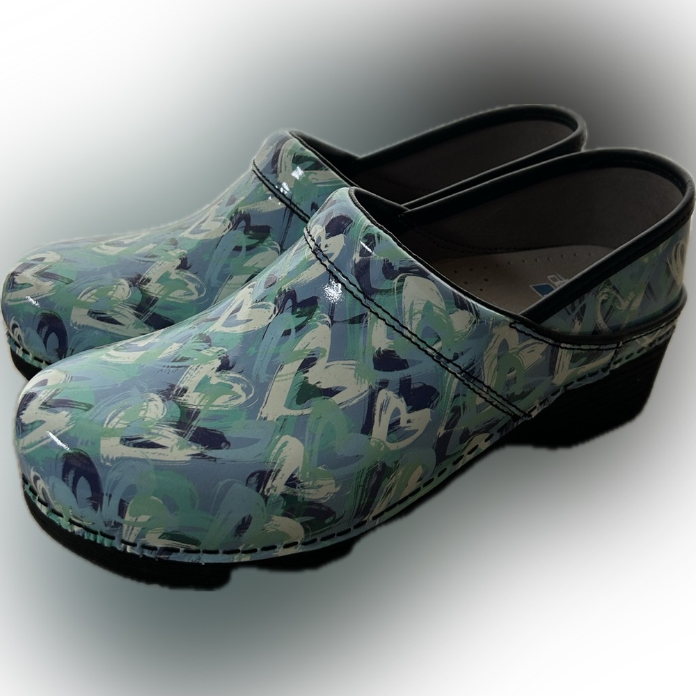 Dansko Womens LT Pro Blue
Hearts Patent Clog